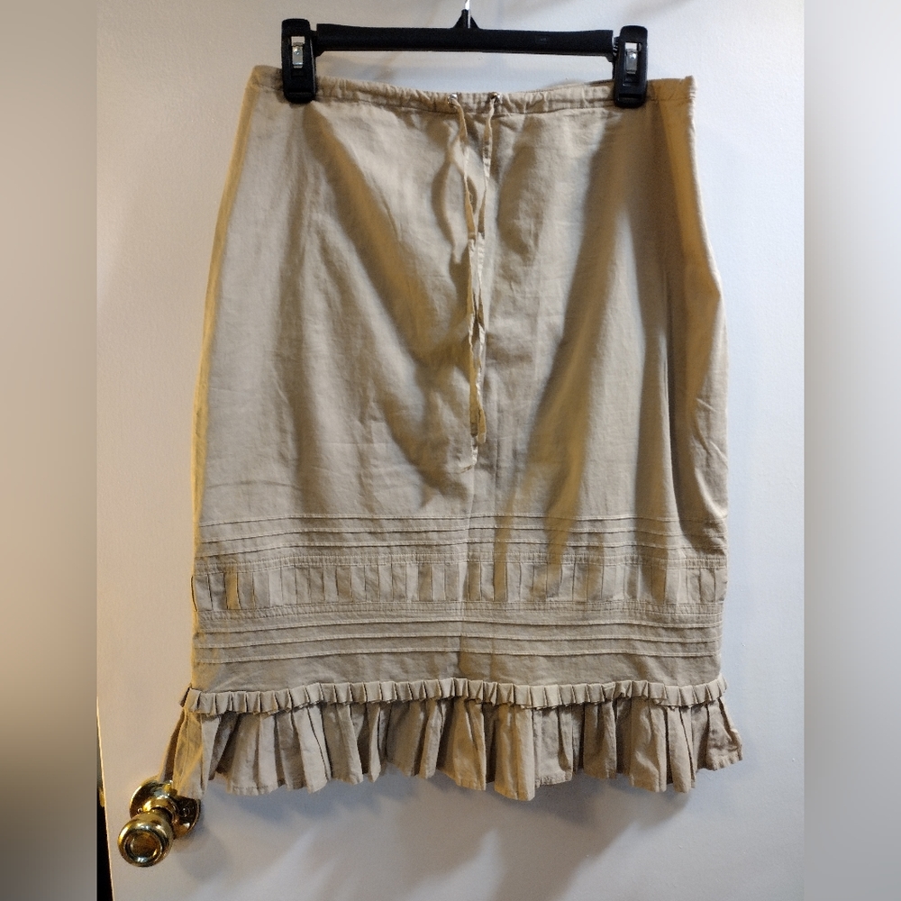 Context size 8 khaki skirt with a ruffle bottom